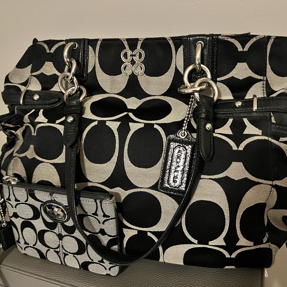 Coach Collette Black Ivory Signature Jaquard J1026-16435 matching Coin Purse